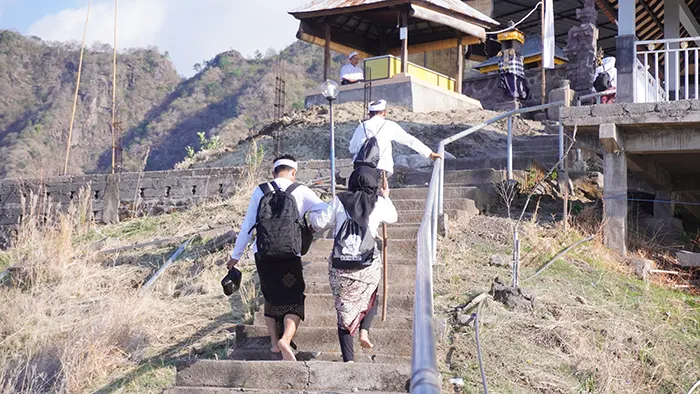 desa pemuteran, pura batu kursi