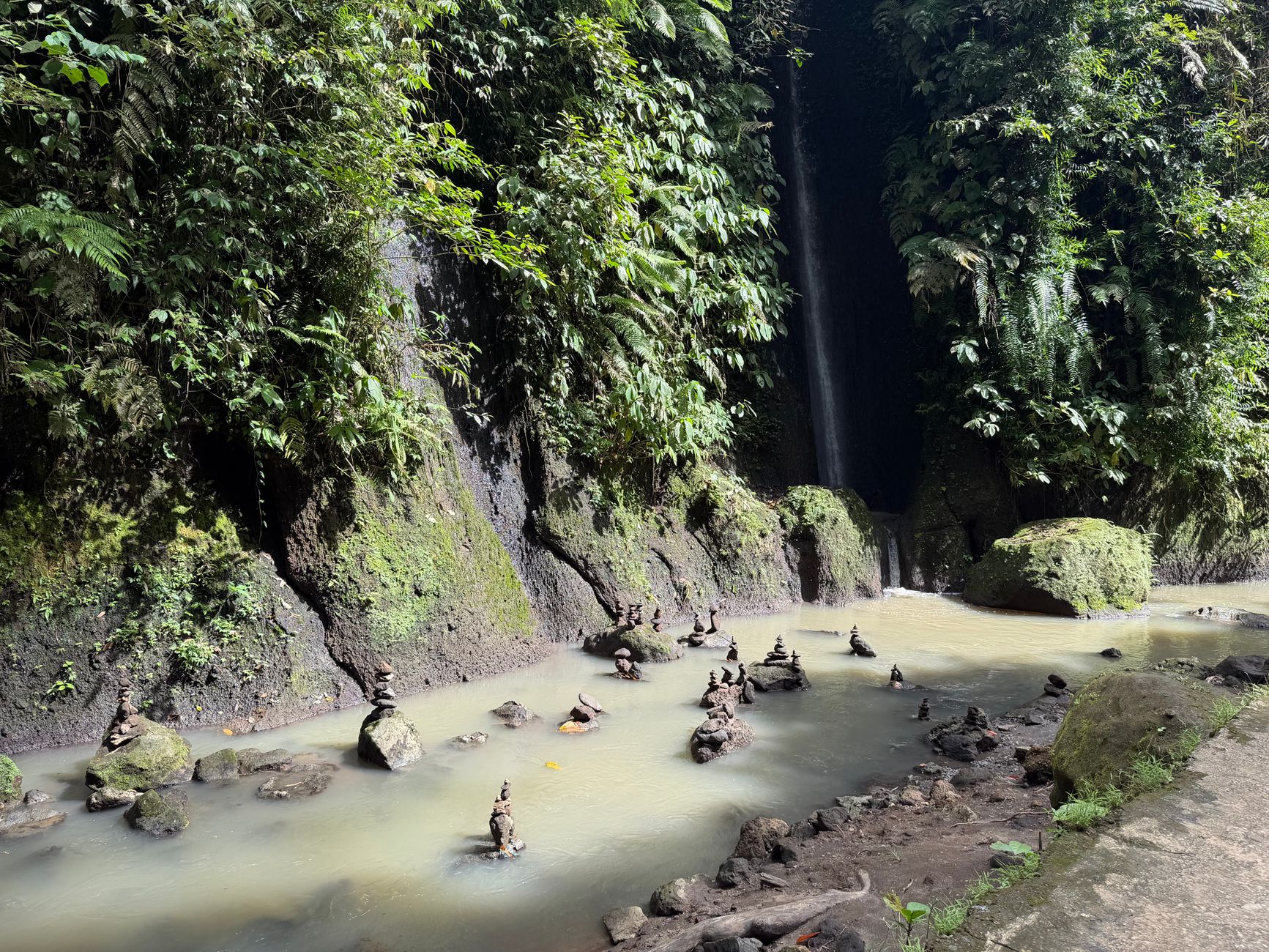 Air Terjun Tegunungan di Bali dengan pemandangan alam hijau