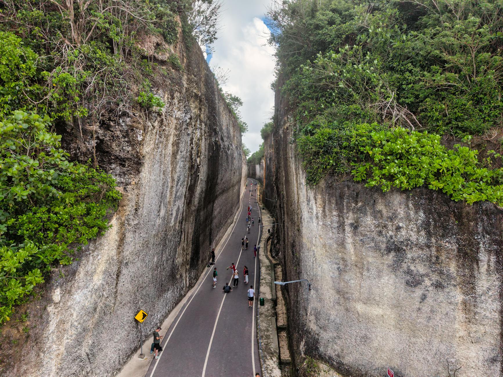 Wisata Bali Canyon Tubing menawarkan petualangan alam yang menantang