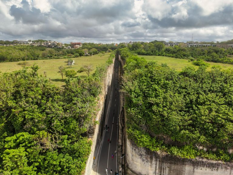 Wisata Bali Canyon Tubing di sungai dengan pemandangan alam yang indah